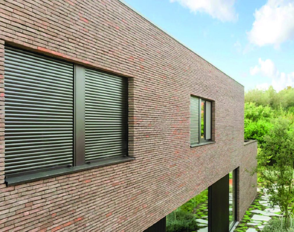 Inbouw rolluik met motor en afstandsbediening van Somfy Deluplast